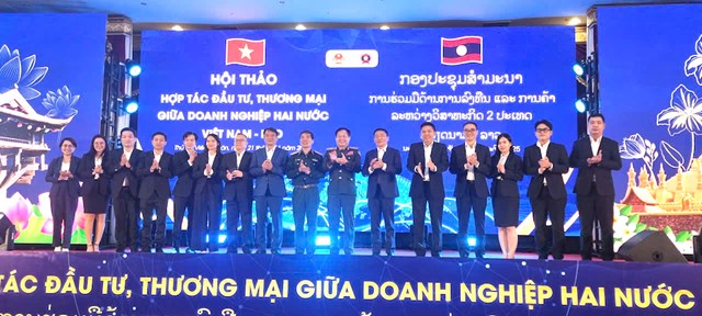 Gi&aacute;m đốc C&ocirc;ngty TNHH MTV C&agrave; ph&ecirc; 15 L&ecirc; Trung Th&agrave;nh (thứ 8 từ tr&aacute;i sang) c&ugrave;ng với l&atilde;nh đạo Bộ Quốc ph&ograve;ng, c&aacute;c tổ chức, doanh nghiệp hai nước tại Lễ khai mạc Hội thảo Hợp t&aacute;c đầu tư, thương mại giữa doanh nghiệp Việt Nam- L&agrave;o.