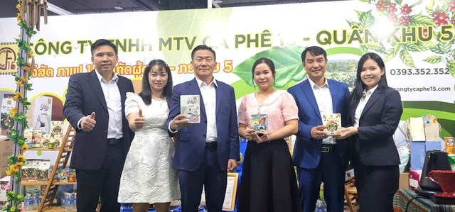 L&atilde;nh đạo C&ocirc;ng ty C&agrave; ph&ecirc; 15 giới thiệu sản phẩm c&agrave; ph&ecirc; của C&ocirc;ng ty đến c&aacute;c đối t&aacute;c tại Hội chợ lần n&agrave;y.