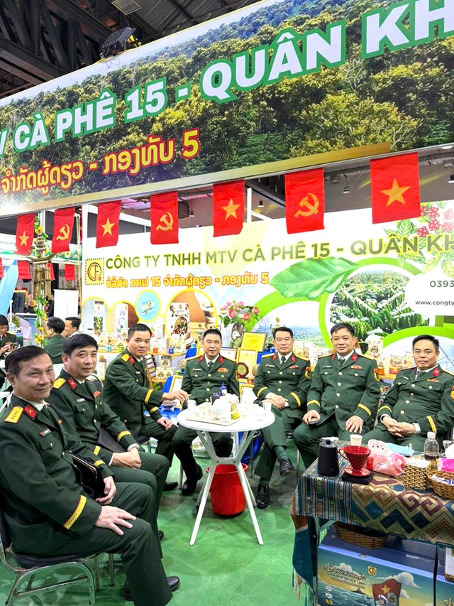 Đại diện c&aacute;c đơn vị, doanh nghiệp của Bộ Quốc ph&ograve;ng tham quan, đ&agrave;m đ&agrave;m tại gian h&agrave;ng của C&ocirc;ng ty c&agrave; ph&ecirc; 15.