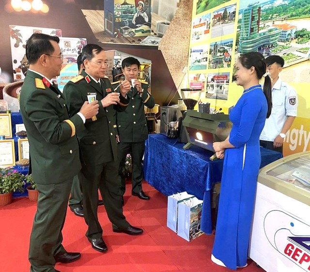 Thiếu tướng Lương Đ&igrave;nh Chung, B&iacute; thư Đảng uỷ, Ch&iacute;nh uỷ Qu&acirc;n khu 5 c&ugrave;ng c&aacute;c đại biểu thưởng thức sản phẩm &ldquo;C&agrave; ph&ecirc; người l&iacute;nh&rdquo;.