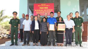 CÔNG TY CÀ PHÊ 15 TRAO NHÀ Ở CHO CÔNG NHÂN KHÓ KHĂN