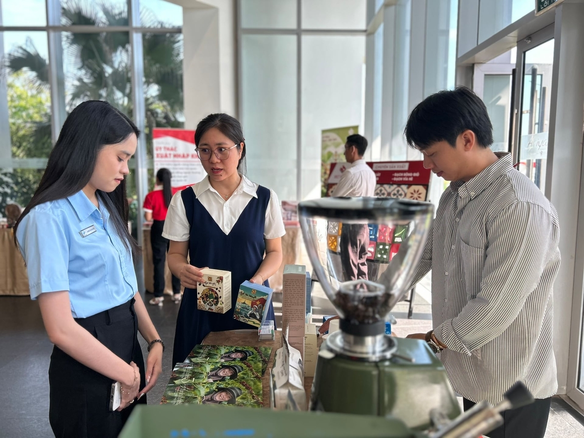 Các đại biểu tham quan gian hàng giới thiệu sản phẩm của hội viên VCCI miền Trung - Tây Nguyên. Ảnh: L.A.